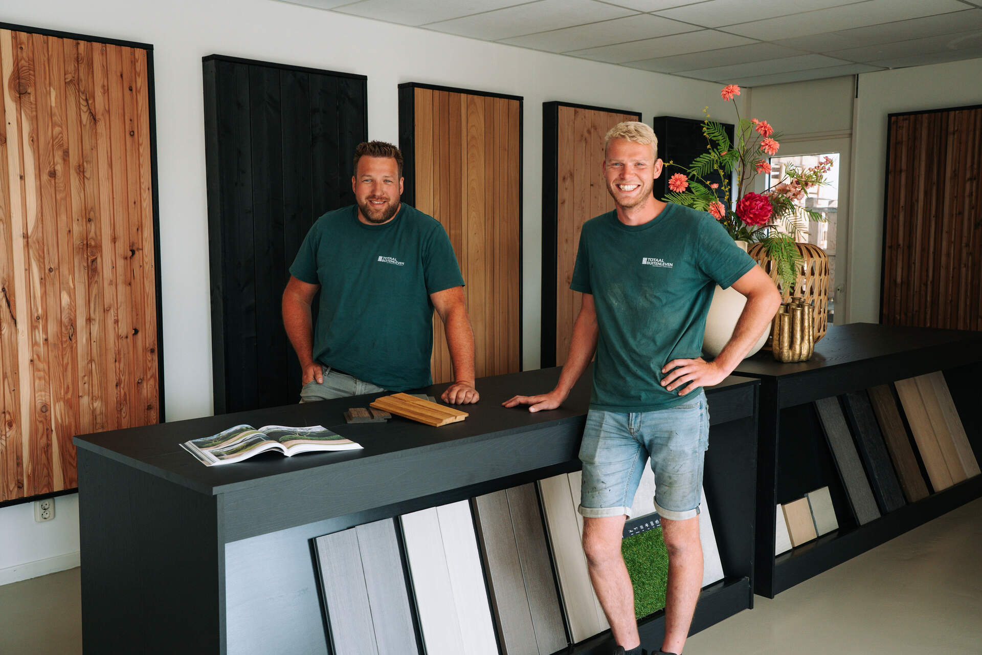 Het team van Totaal Buitenleven in de showroom